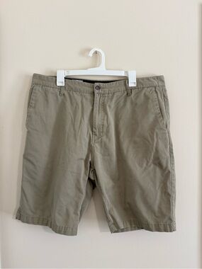 Volcom Men's 38 Flat Front Shorts in Khaki Cotton Blend